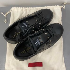 ROCKSTUD UNTITLED NOIR CALFSKIN LEATHER SNEAKER